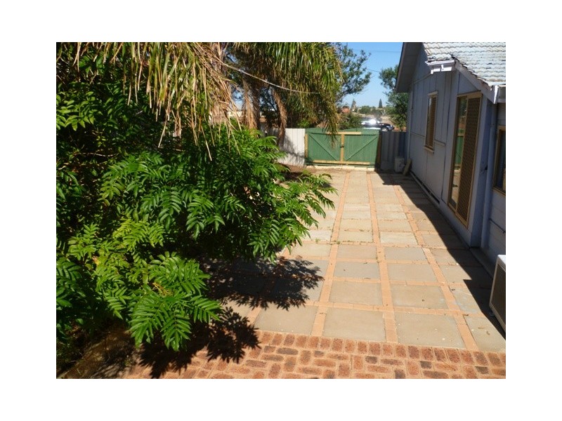 15 Dampier Street, Beachlands WA 6530