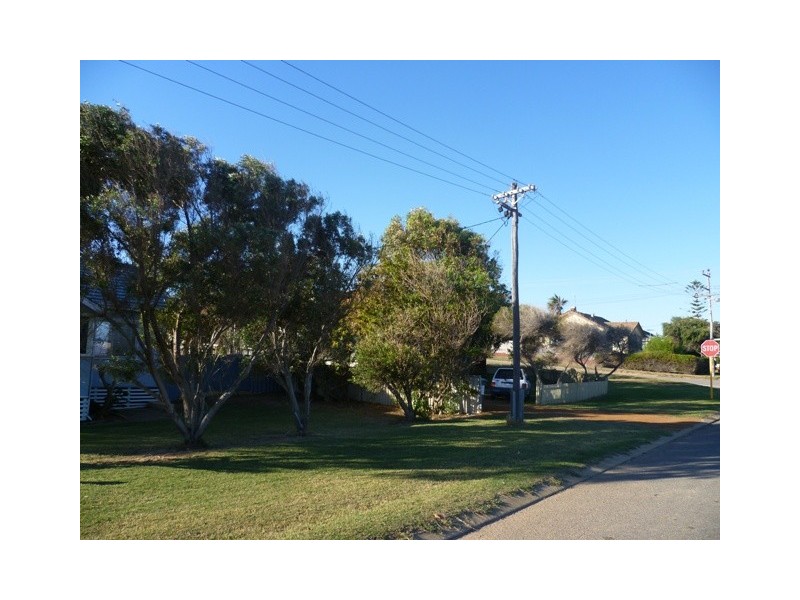 15 Dampier Street, Beachlands WA 6530