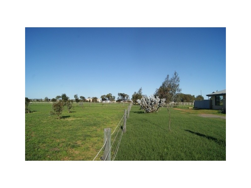 15 Dressage Circle, Deepdale WA 6532