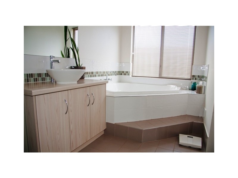 8 Topsail Street, Drummond Cove WA 6532