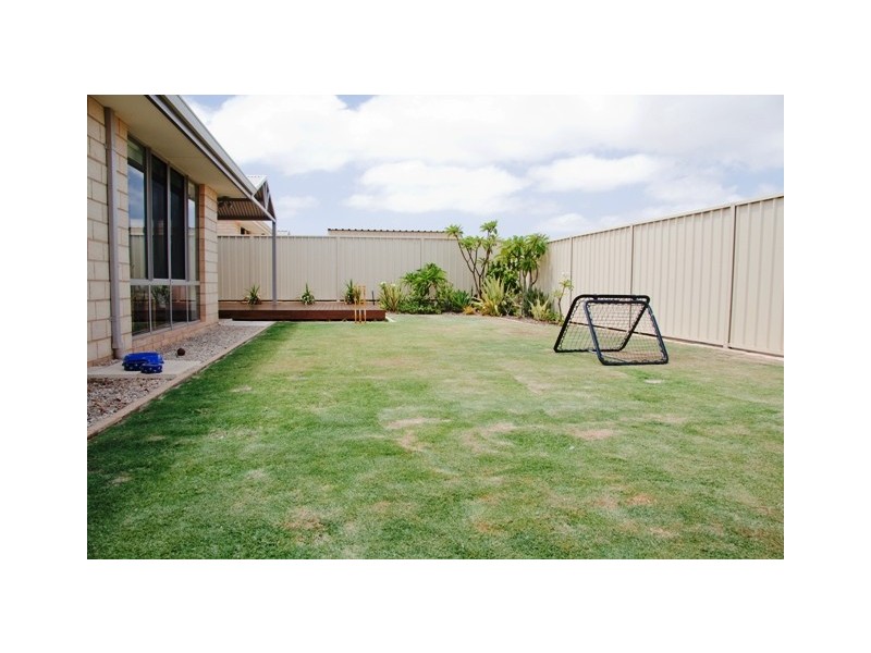 8 Topsail Street, Drummond Cove WA 6532