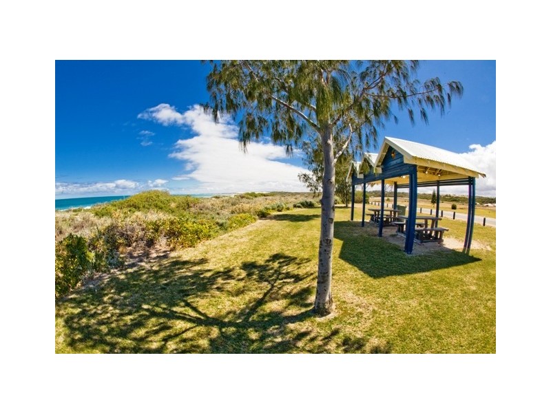 18 Waterfront Circle, Drummond Cove WA 6532