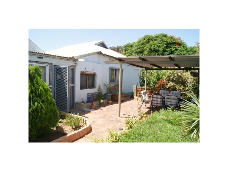 231 First Street, Wonthella WA 6530