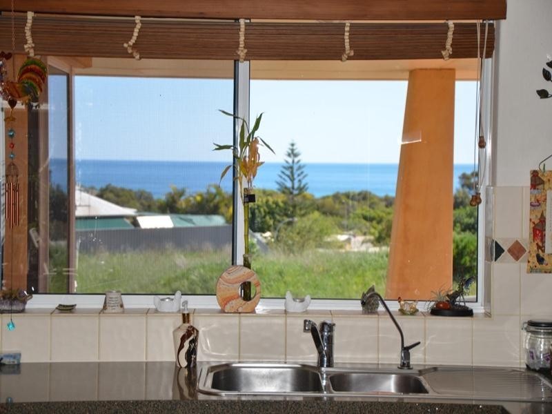 12 Bluewater Close, Drummond Cove WA 6532