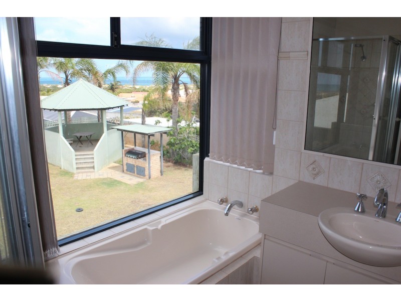 8 Endeavour Drive, Wandina WA 6530