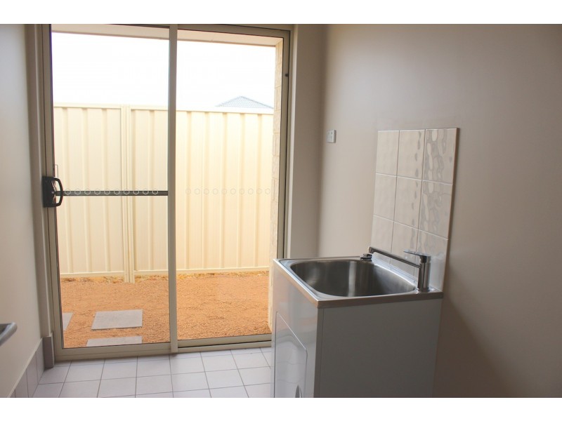 8 Donegal Street, Utakarra WA 6530