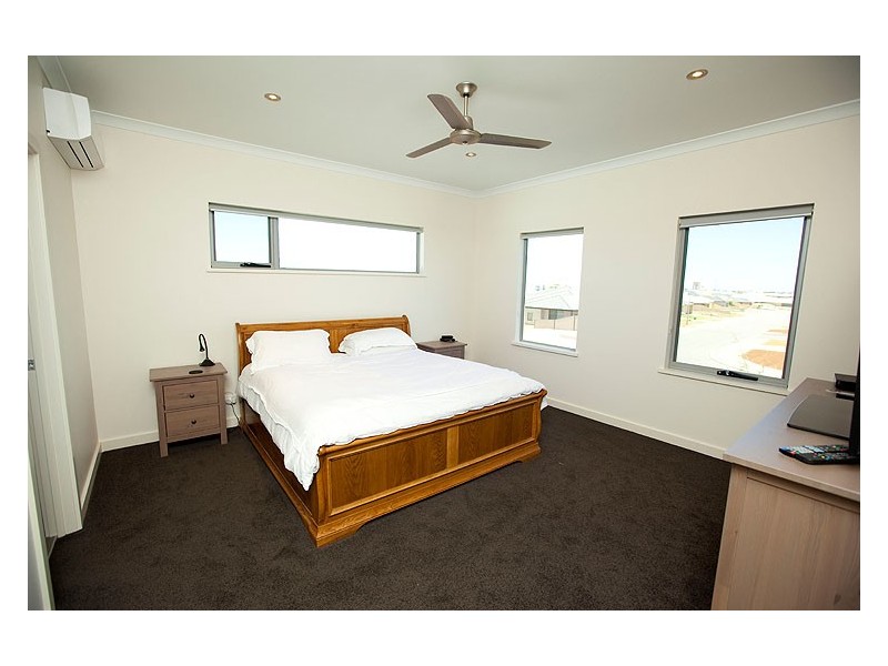 52 Columbus Boulevard, Wandina WA 6530