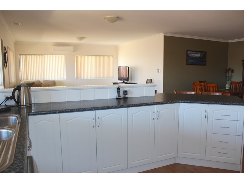 28 Reef Boulevard, Drummond Cove WA 6532