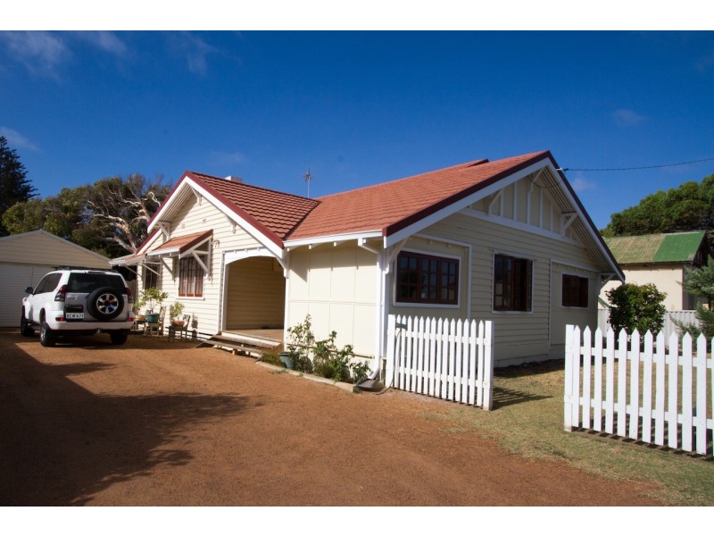 180 Shenton Street, Beachlands WA 6530