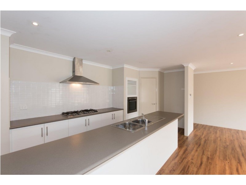 8 Half Moon Drive, Waggrakine WA 6530