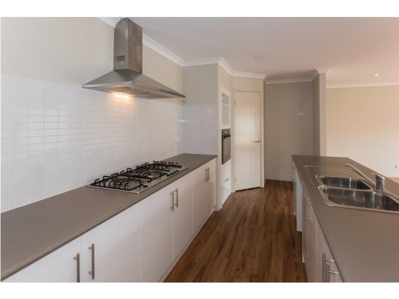 8 Half Moon Drive, Waggrakine WA 6530