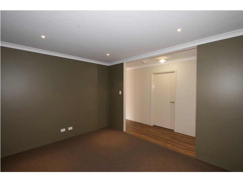 8 Half Moon Drive, Waggrakine WA 6530