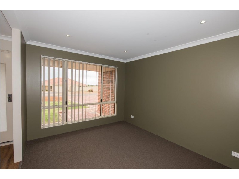 8 Half Moon Drive, Waggrakine WA 6530