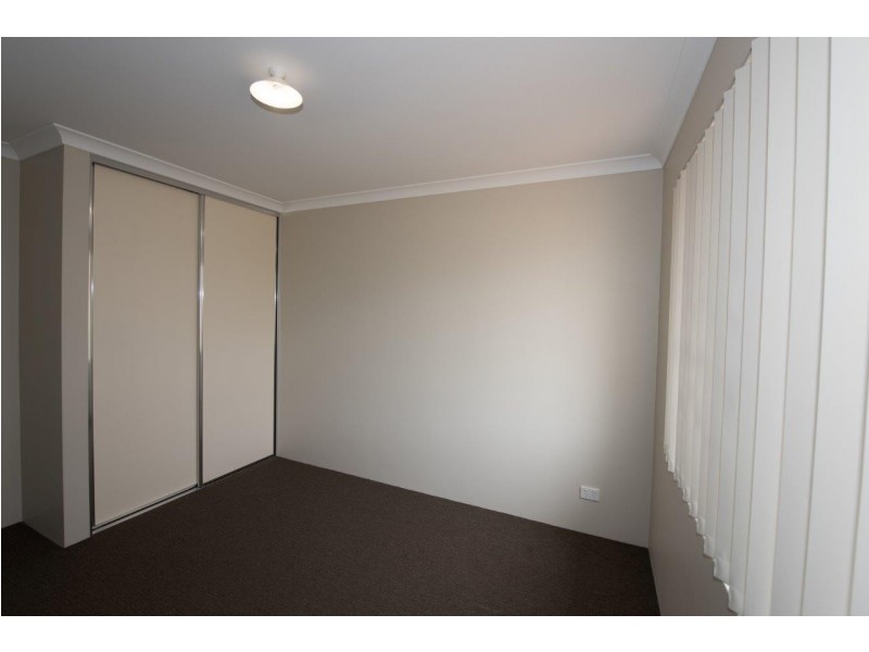 8 Half Moon Drive, Waggrakine WA 6530