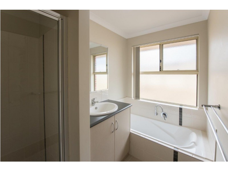 8 Half Moon Drive, Waggrakine WA 6530