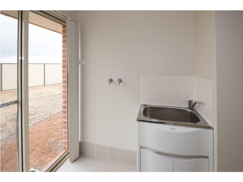 8 Half Moon Drive, Waggrakine WA 6530