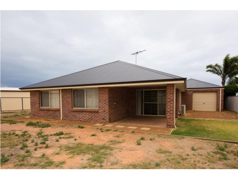 8 Half Moon Drive, Waggrakine WA 6530