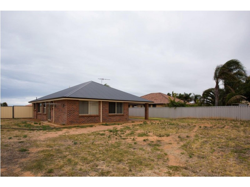 8 Half Moon Drive, Waggrakine WA 6530