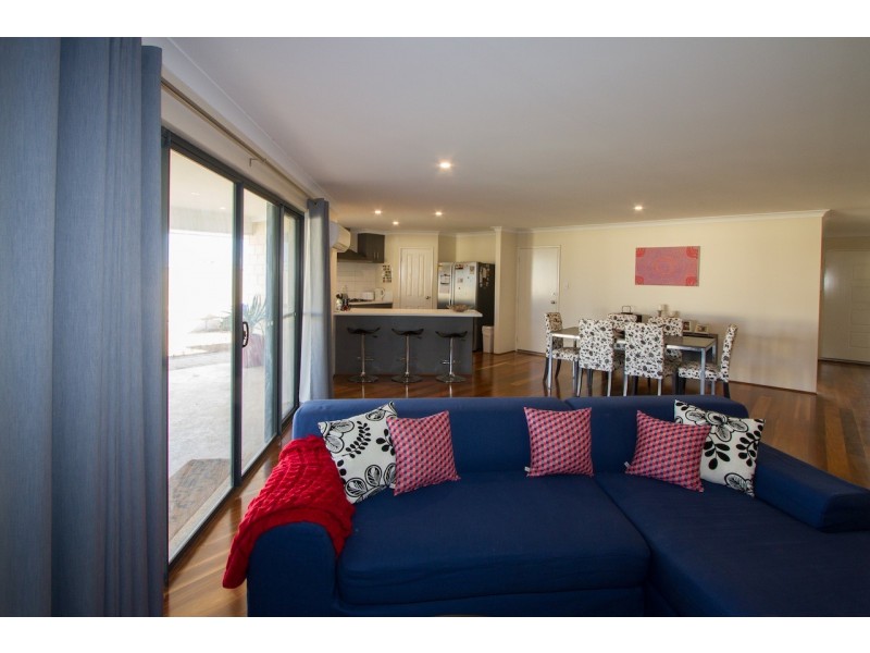 24 Reef Boulevard, Drummond Cove WA 6532