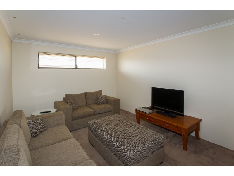 24 Reef Boulevard, Drummond Cove WA 6532