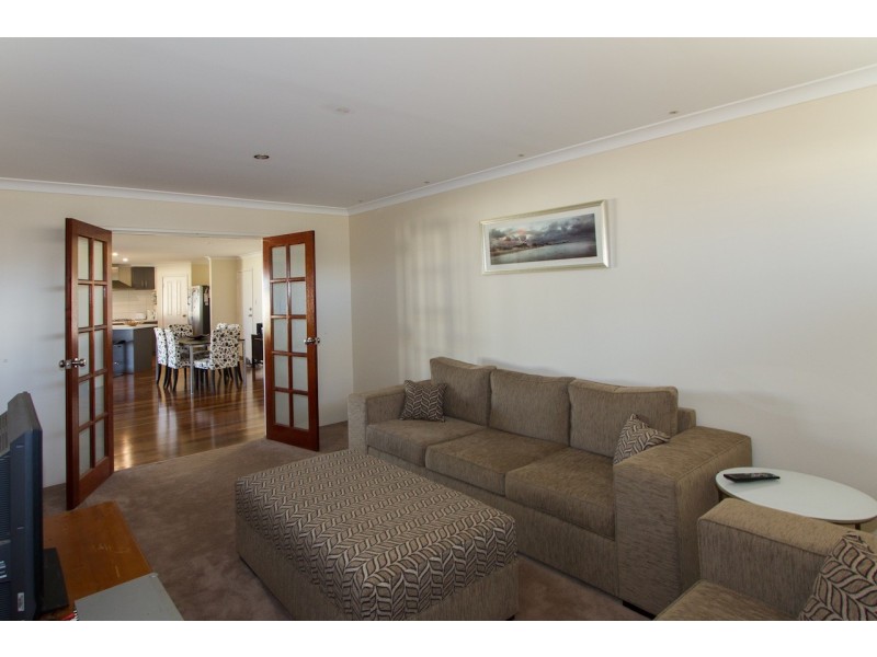 24 Reef Boulevard, Drummond Cove WA 6532