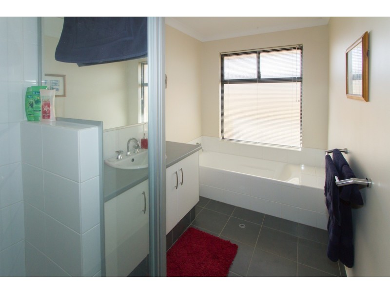 24 Reef Boulevard, Drummond Cove WA 6532