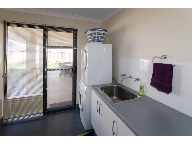 24 Reef Boulevard, Drummond Cove WA 6532