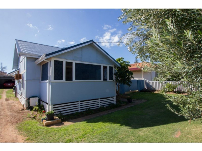 15 Dampier Street, Beachlands WA 6530