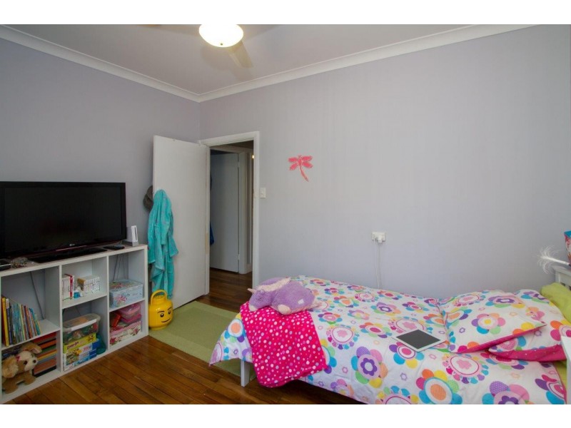 15 Dampier Street, Beachlands WA 6530