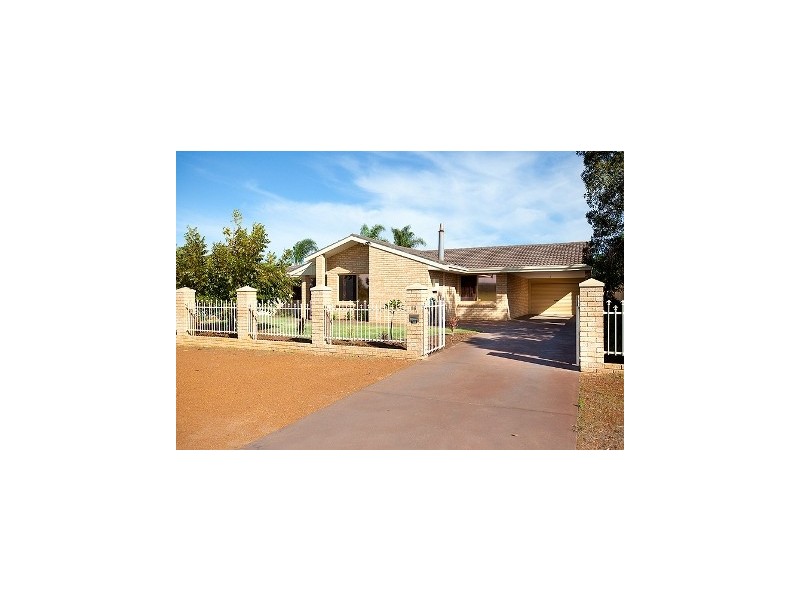 16 Tappak Street, Waggrakine WA 6530