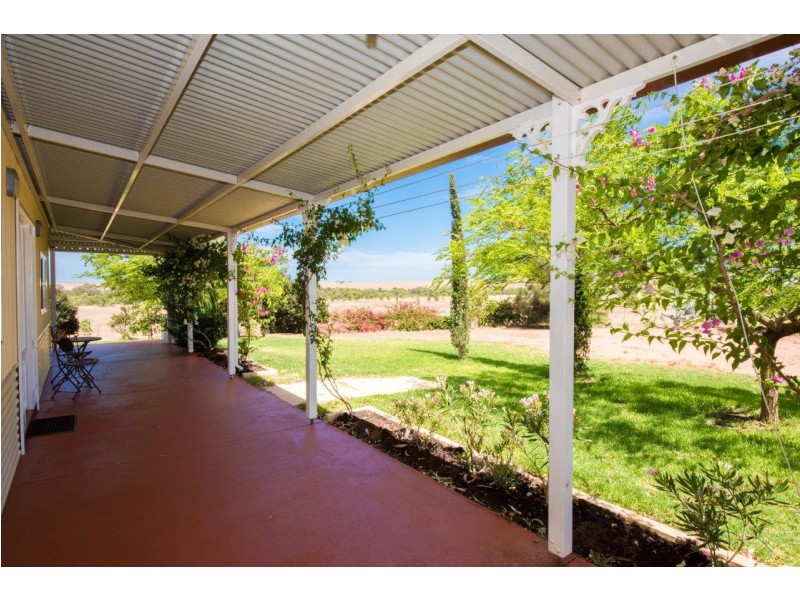 5 Hill River Way, Moonyoonooka WA 6532