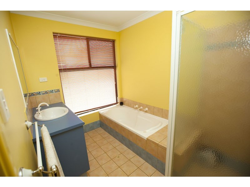 17 Foxglove Place, Strathalbyn WA 6530