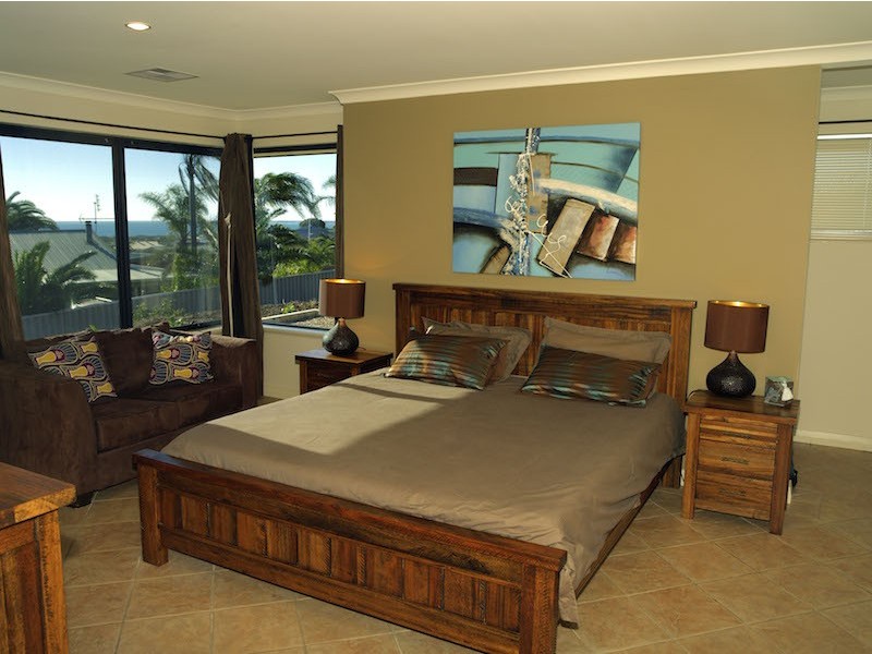 16 Eakins Crescent, Wandina WA 6530