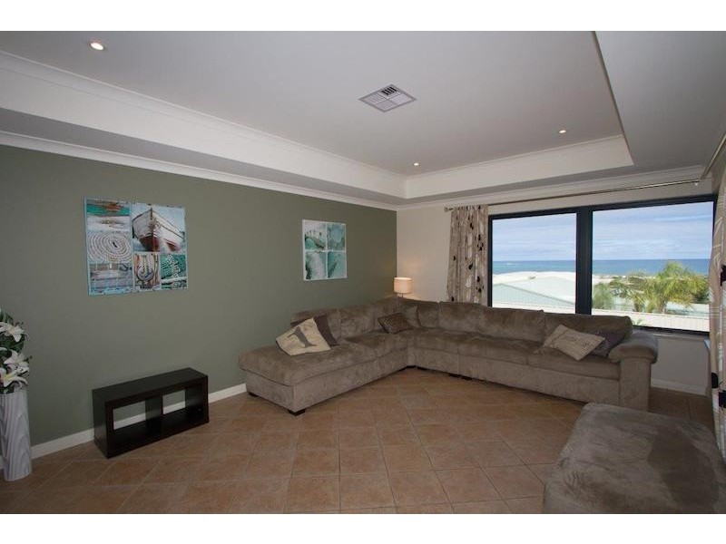 16 Eakins Crescent, Wandina WA 6530