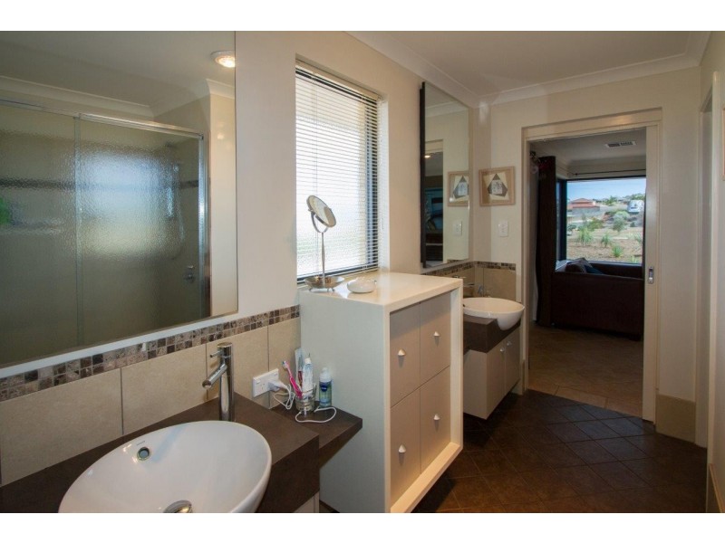 16 Eakins Crescent, Wandina WA 6530