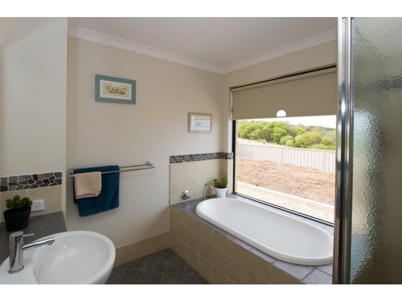 16 Eakins Crescent, Wandina WA 6530