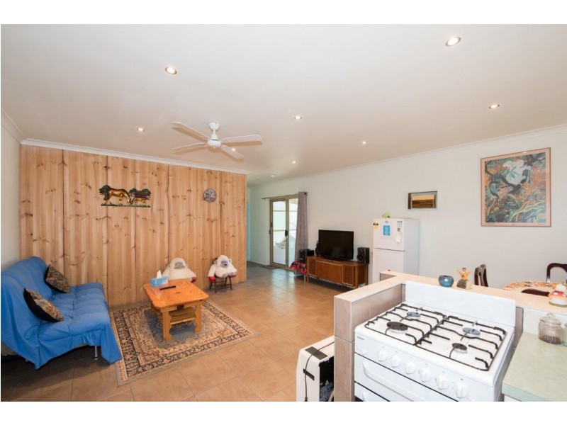 4 Philbey Road, Dongara WA 6525