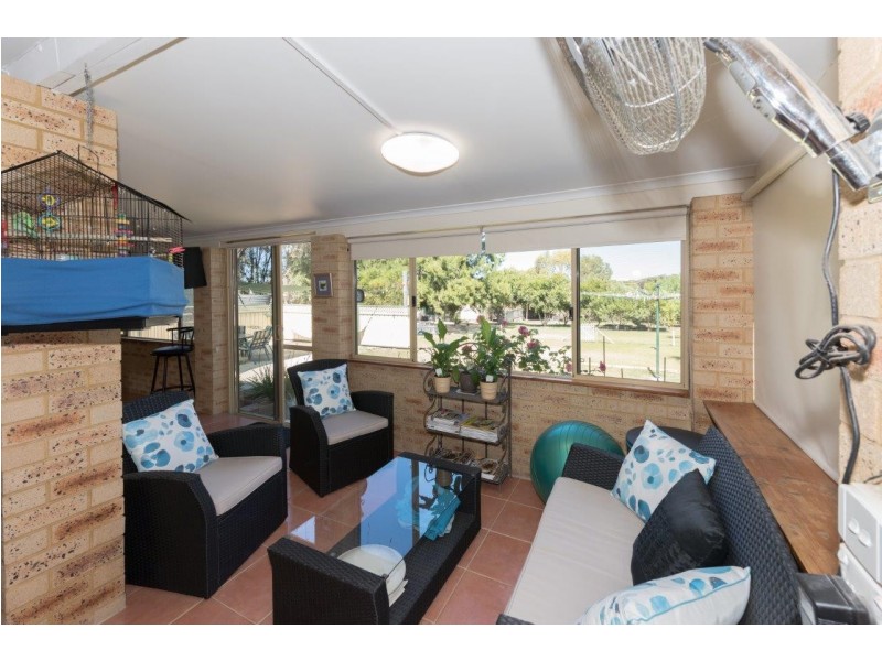 11 Tulloch Drive, Dongara WA 6525