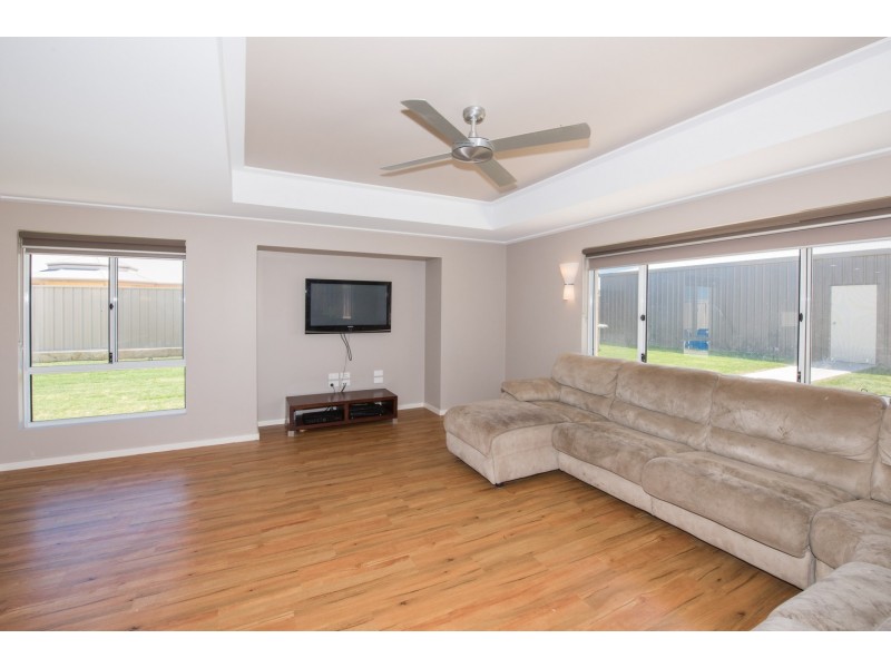 12 Wave Crest Circle, Drummond Cove WA 6532