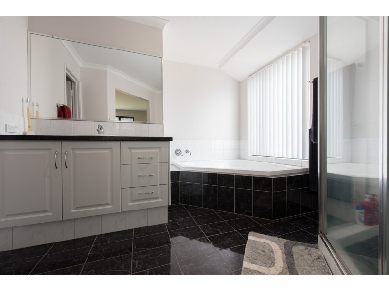 2 Dove Place, Wandina WA 6530