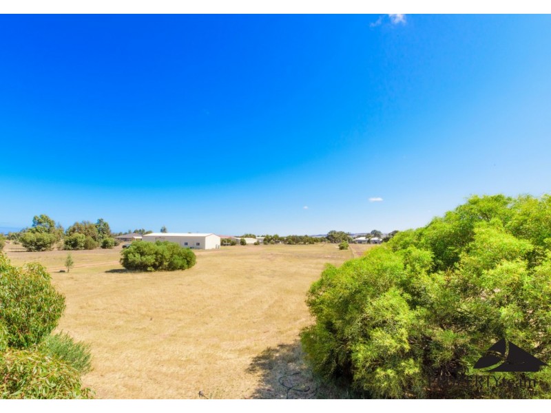 11 Sadler Way, Deepdale WA 6532