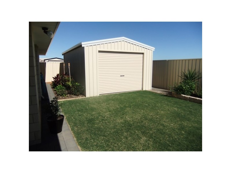 33 Wahn Avenue, Waggrakine WA 6530