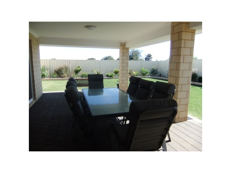 33 Wahn Avenue, Waggrakine WA 6530