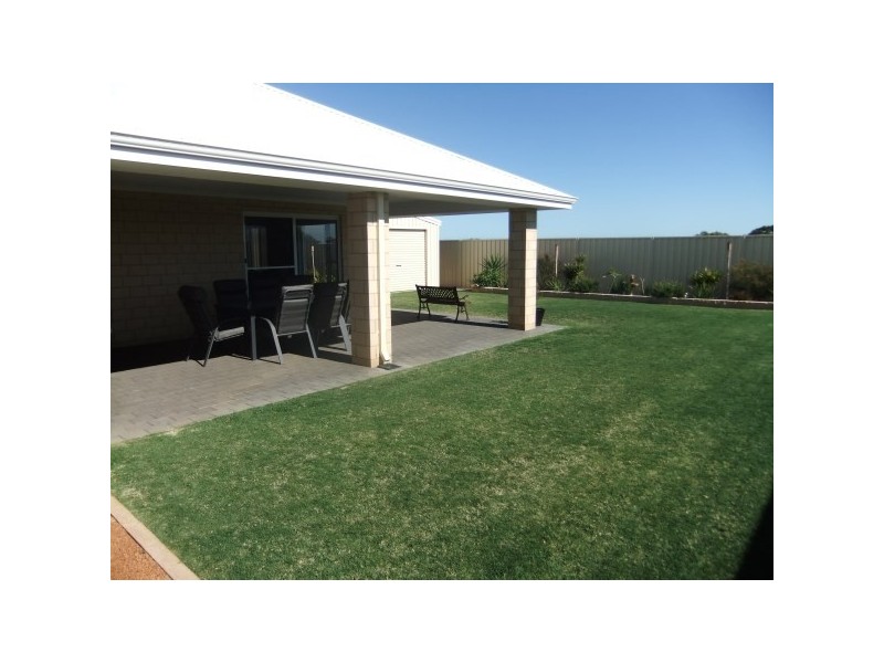 33 Wahn Avenue, Waggrakine WA 6530