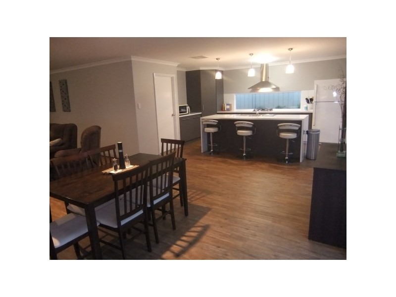 33 Wahn Avenue, Waggrakine WA 6530