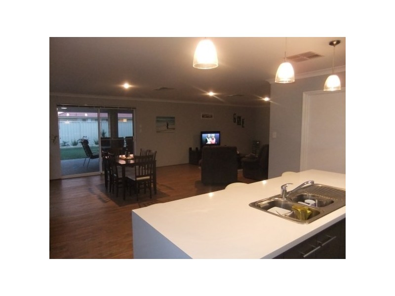 33 Wahn Avenue, Waggrakine WA 6530