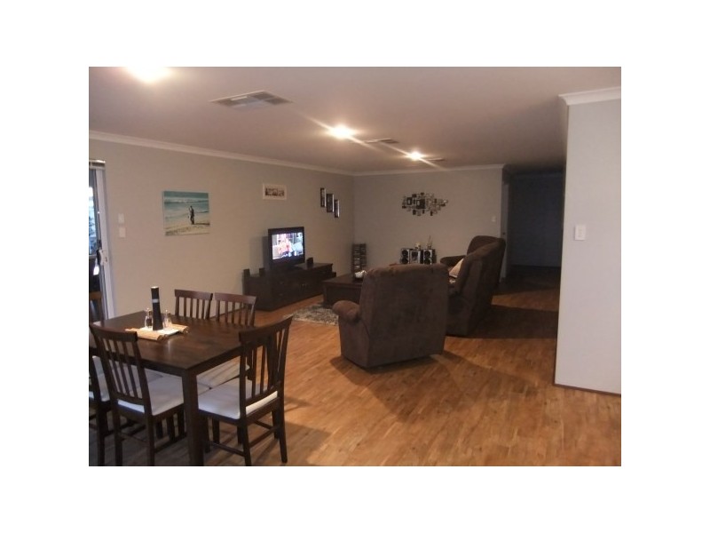 33 Wahn Avenue, Waggrakine WA 6530