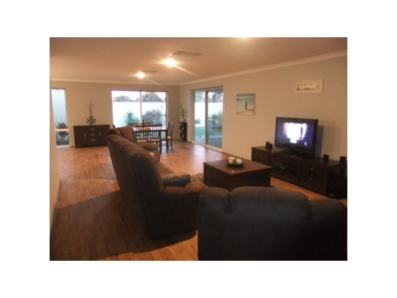 33 Wahn Avenue, Waggrakine WA 6530