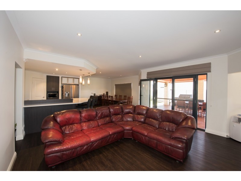 8 Garnet Brace, Wandina WA 6530