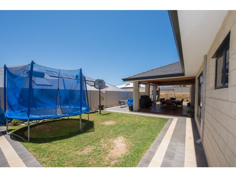 8 Garnet Brace, Wandina WA 6530